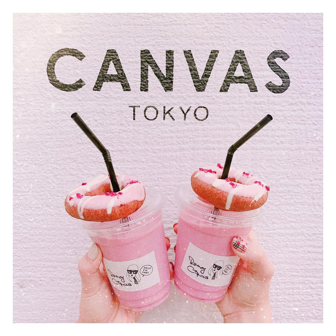 Canvas Tokyo pink drinks with doughnuts in front of the café wall