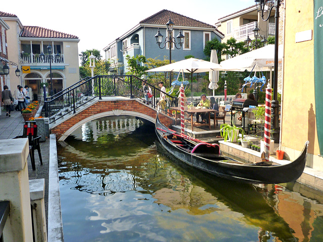 A bridge picture of La Vita Jiyugaoka Tokyo during day light